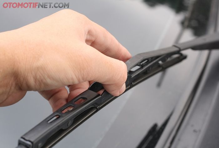 Biar wiper tetap bisa dipakai saat hujan seperti ini perawatannya.