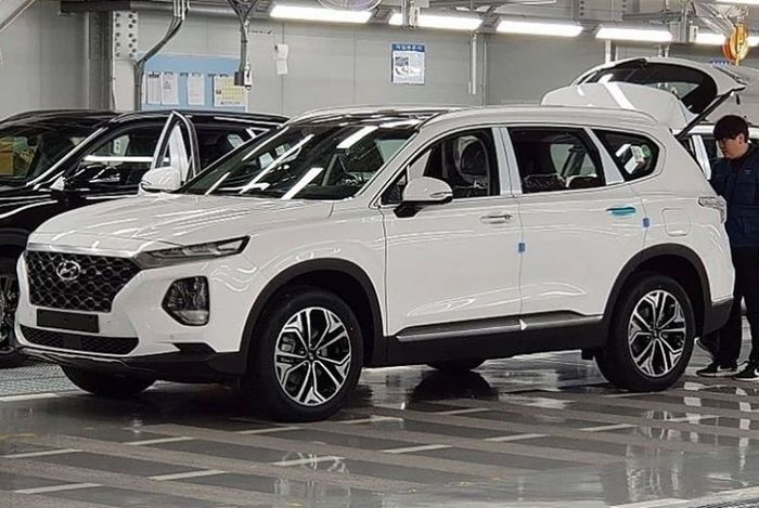 Hyundai Santa Fe model 2018 mengalami rebisi desain hampir disemua sisi