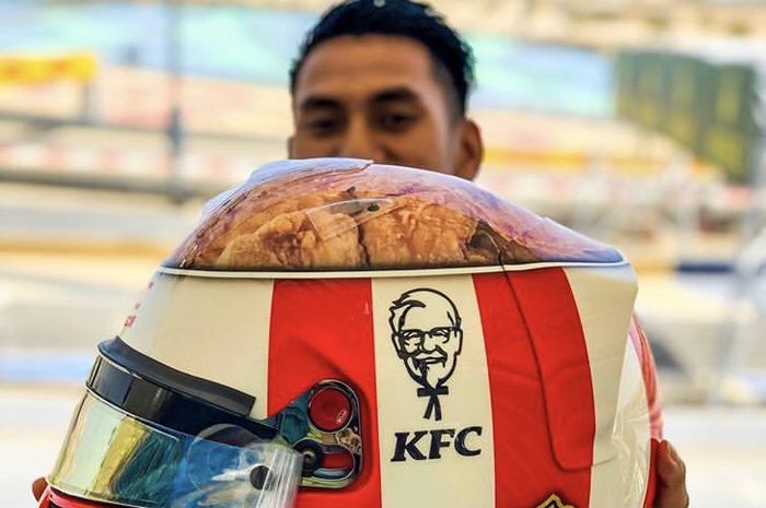 Livery helm Sean Gelael di balap F2 Bahrain 2019, ada tumpukan ayam goreng KFC