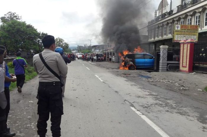 Kondisi mobil Toyota Avanza yang terbakar di Wamena, Papua, Selasa (16/10/2018)(KOMPAS.com/Istimewa)