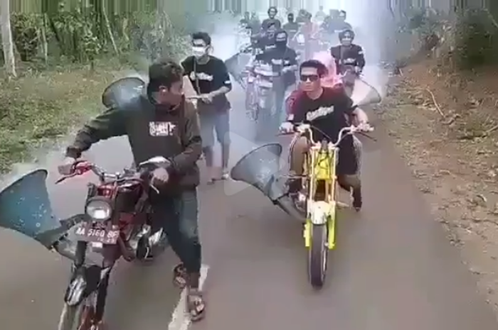 Gerombolan anak muda konvoi sambil geber motor