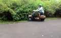 Kocak, Lagi Asik Bergaya Anak Vespa Ini Malah Nyungsep Ke Semak-semak