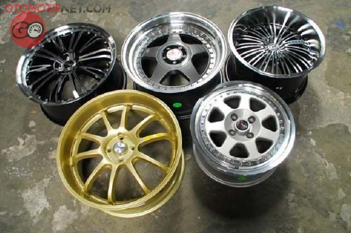 Aneka pelek untuk Avanza oleh Krakatau Ban di Otobursa 2013