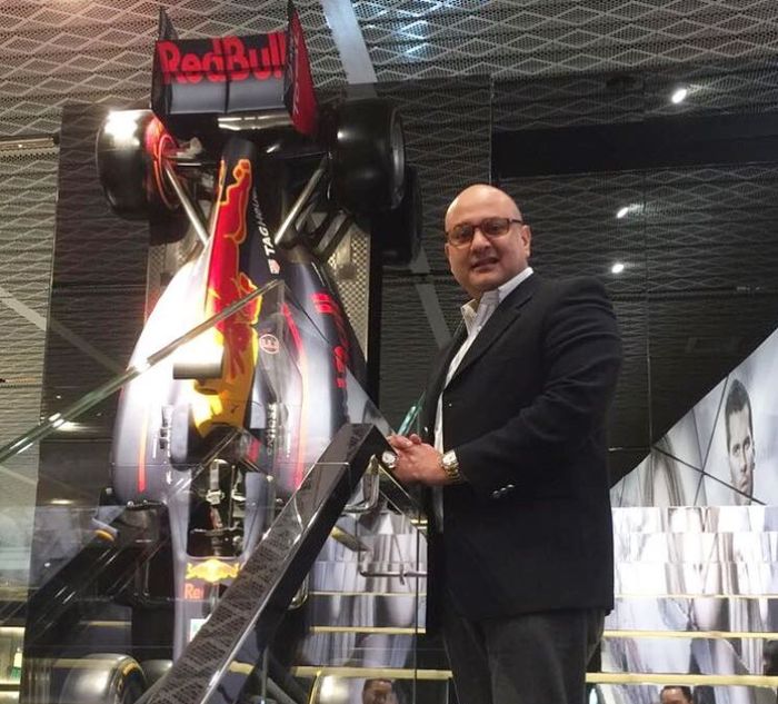 Irwab Mussry saat berfoto dengan mobil F1 tim Redbull