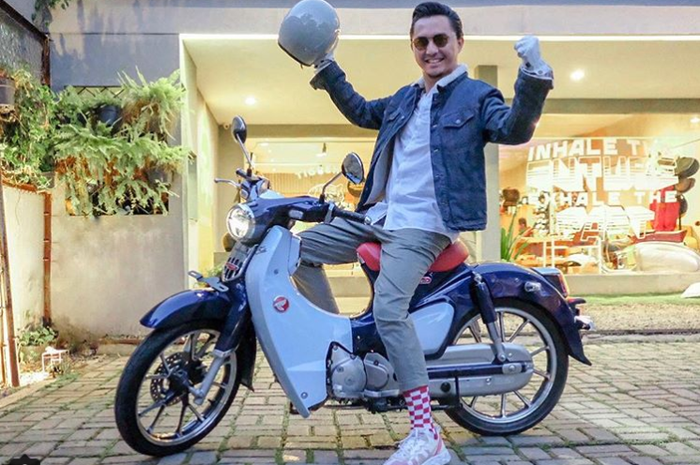 Ananda Omesh bergaya di atas Honda Super Cub C125