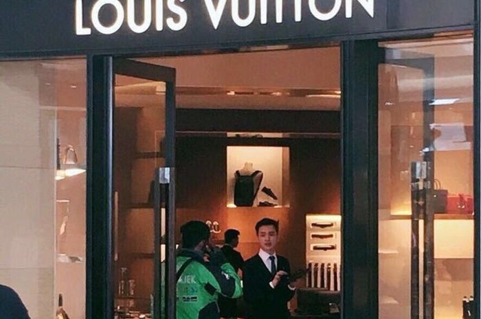Seorang driver Gojek diduga menerima pesanan membeli aksesori di gerai Louis Vuitton