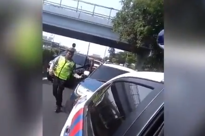 Serorang anggota patwal ditabrak pengendara perempuan yang terobos rombongan Presiden Joko Widodo