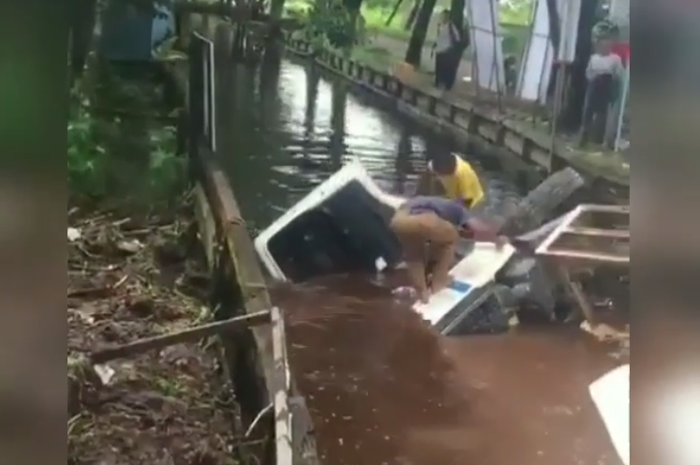 Truk molen masuk ke dalam parit