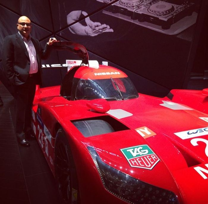 Irwan Mussry saat berfoto dengan mobil balap Nissan