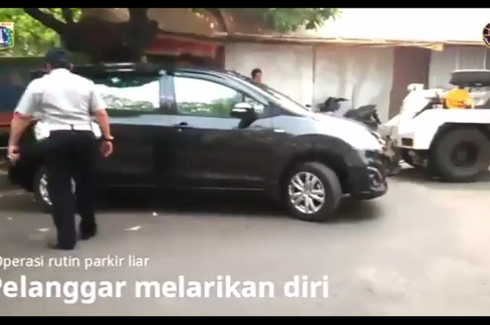 Suzuki Ertiga melarikan diri dari operasi parkir liar