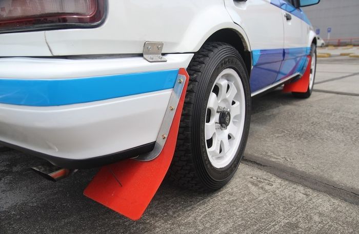 Pelek dan ban pacul juga mudflap custom menguatkan tampilan rally look