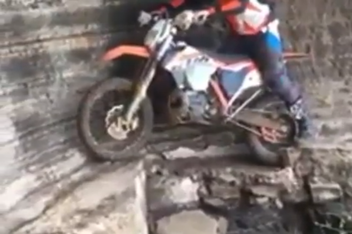 Seorang biker coba melintasi jurang