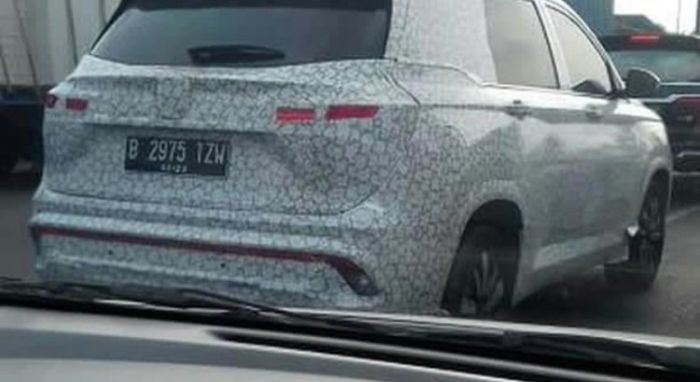 Mobil ber-cover full kamuflase yang diduga kuat Wuling SUV tertangkap kamera