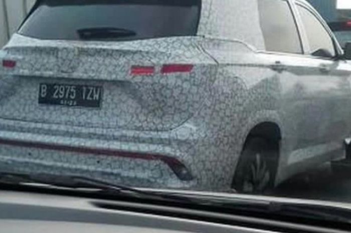 Mobil ber-cover full kamuflase yang diduga kuat Wuling SUV tertangkap kamera