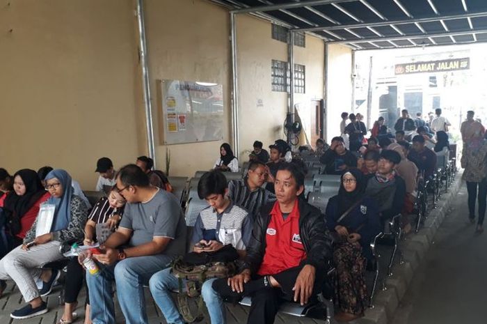 Suasana pelayanan pembuatan dan perpanjang SIM serta SKCK 24 jam di Polres Metro Bekasi Kota, Kamis