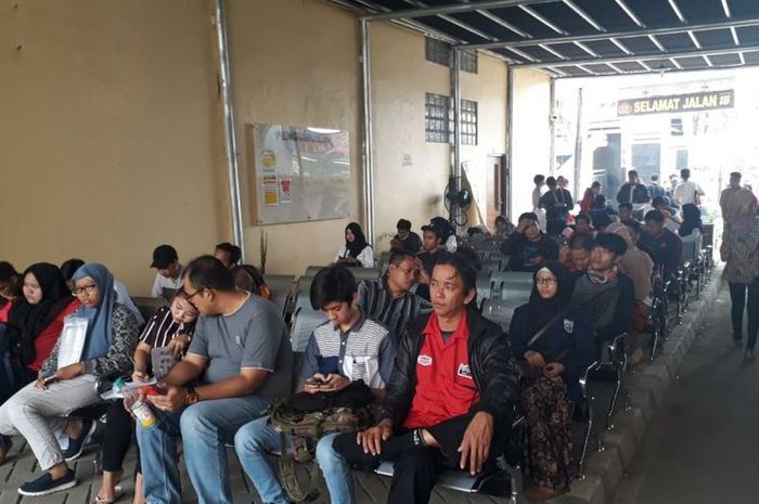 Suasana pelayanan pembuatan dan perpanjang SIM serta SKCK 24 jam di Polres Metro Bekasi Kota, Kamis