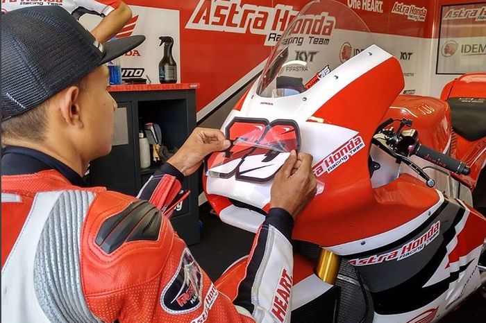 Dimas Ekky saat menempel nomor start baru di motornya untuk Moto2