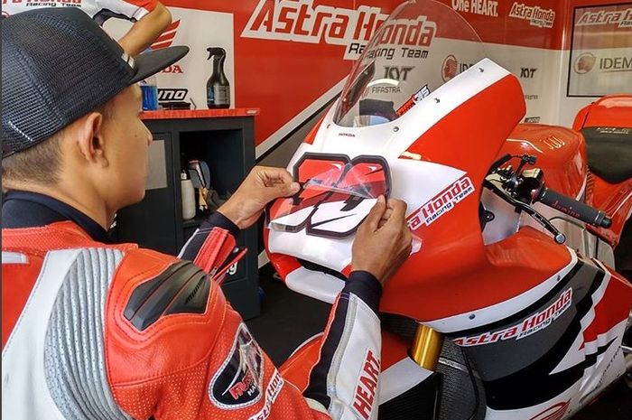 Dimas Ekky saat menempel nomor start baru di motornya untuk Moto2