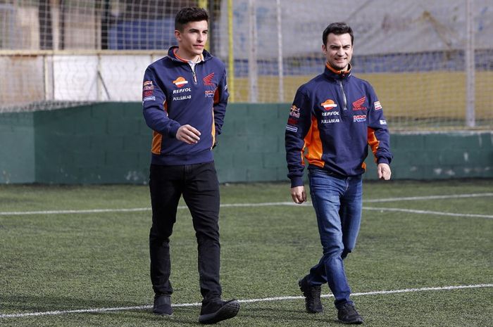 Marquez dan Pedros  datang ke lapangan, berlagak jadi pemain bola