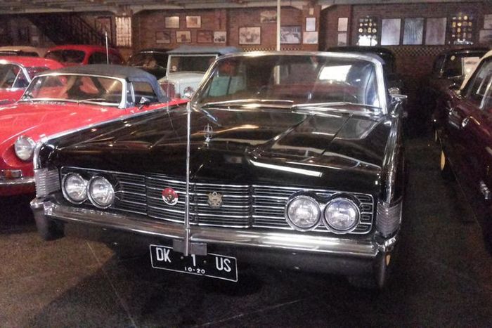 Lincoln Continental yang pernah digunakan Presiden Soekarno.
