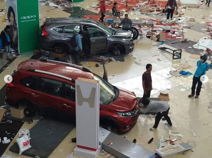 Mobil display di sebuah mall Honda CR-V dan Mobilio dijarah