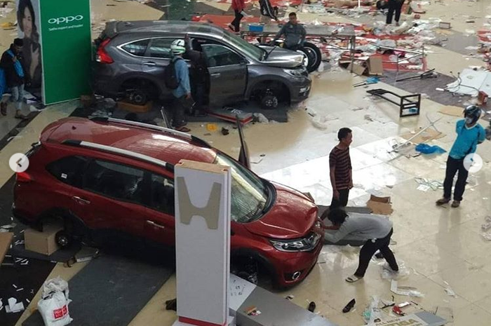 Mobil display di sebuah mall Honda CR-V dan Mobilio dijarah