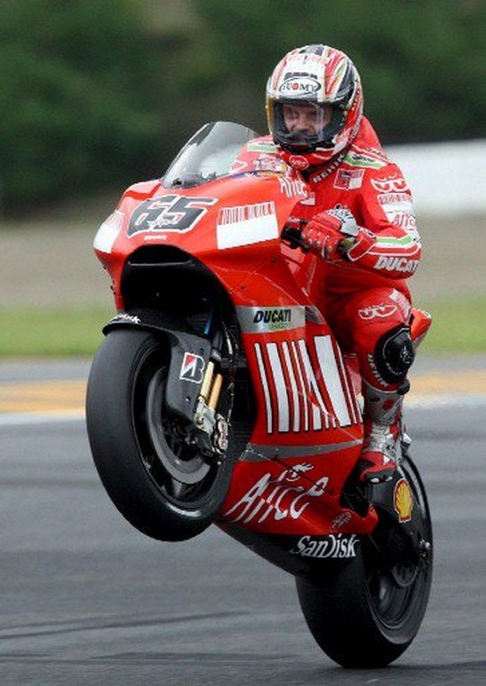 Pada 2007, Loris Capirossi pembalap terakhir di kelas utama yang raih kemenangan dengan tiga merek motor berbeda