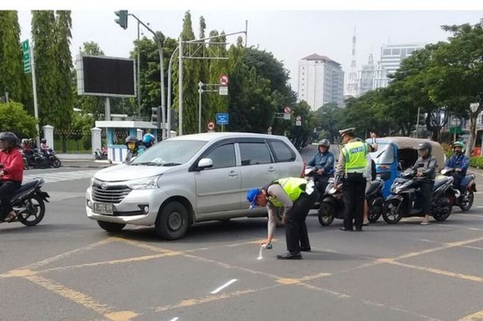 Polisi olah TKP kecelakaan tabrakan cewek mabuk dan ojek online