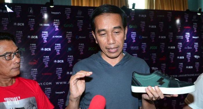 Presiden Joko Widodo saat membeli sepatu di Jakarta Sneaker Day di Mal Senayan City, Jakarta, Sabtu 