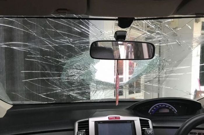 Kaca mobil yang pecah akibat lemparan batu di ruas Tol Jakarta-Merak, (27/6/2018)