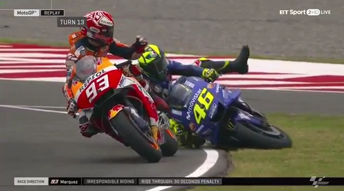 Manuver Marc Marquez membuat Valntino Rossi terjungkal saat perebutan posisi di MotoGP Argentina