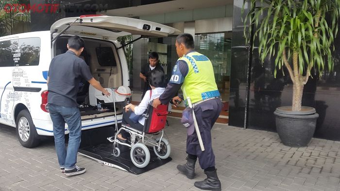 Tersedia vendor kursi penumpang mobil, diantaranya Otomobiliti dan Autoadapt