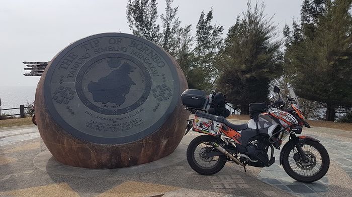 POse di depan monumen penanda titik teratas pulau Kalimantan yang berada di Malaysia
