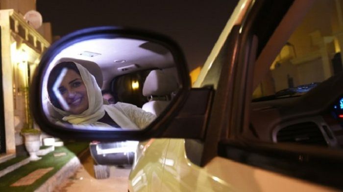 Perempuan di Riyadh sangat bahagia bisa keliling kota mengendarai mobil