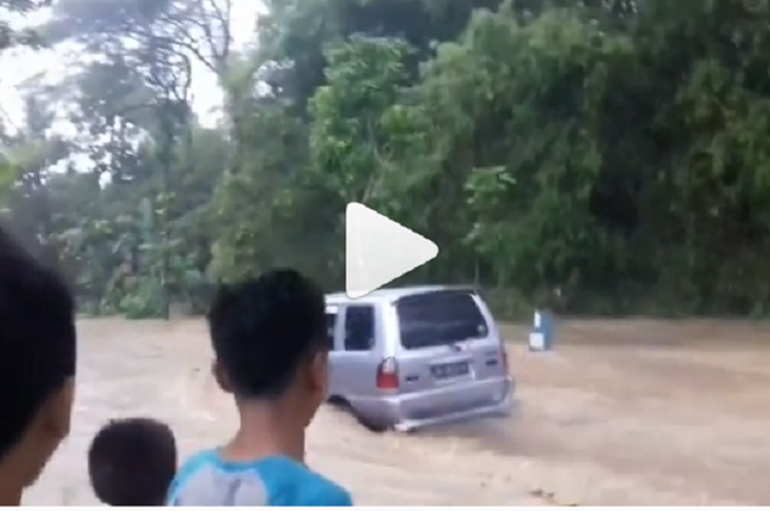 Isuzu Panther terjang banjir dengan santai