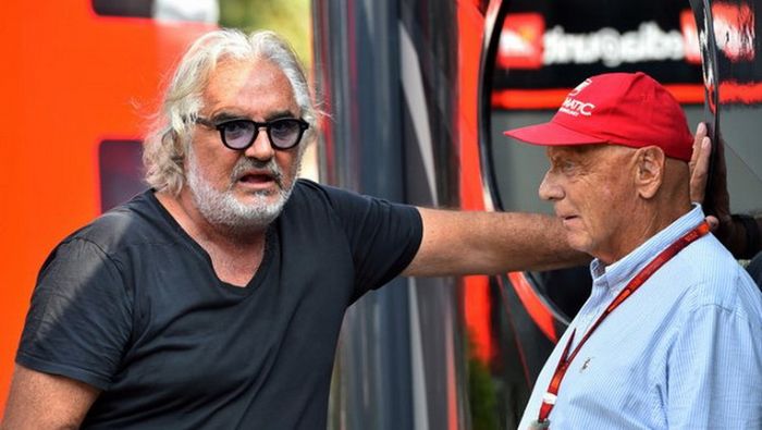 Flavio Briatore (kiri) mengkiritik tim Ferrari
