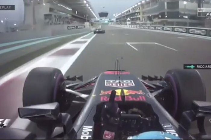 Daniel Ricciardo mengacungkan jari tengah