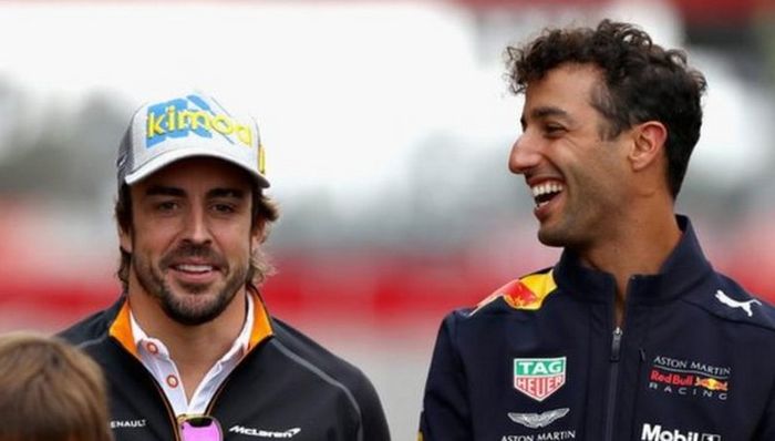 Akankah Daniel Ricciardo (kanan) menggantikan posisi Fernando Alonso di tim McLaren tahun depan?