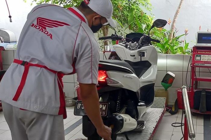 Uji emisi di Astra Motor Center Jakarta 