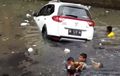 Detik-detik Honda BR-V Hindari Motor, Malah Berendam di Sungai