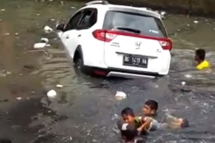 Honda BR-V terjun ke sungai di Palembang akibat menghindari motor