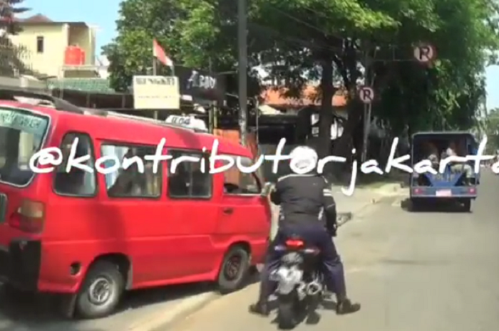 Angkot kabur dari petugas angkot