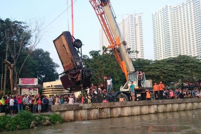 Proses evakuasi mobil pickup yang tercebur di Kalimalang, Bekasi, (26/52/018)