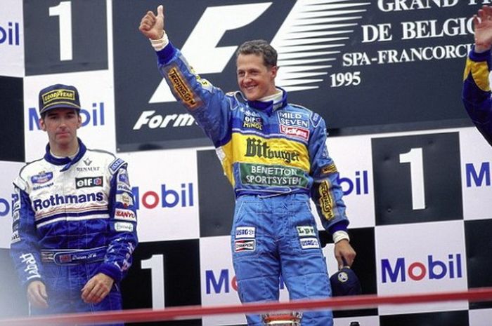 Michael Schumacher saat meraih kemenangan GP F1 Belgia yang kedua pada 1995, setelah mengalahkan seteru beratnya dari tim Williams, Damon Hill (kiri)