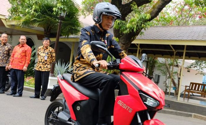 Presiden Joko Widodo menjajal motor listrik Gesits di Istana Kepresidenan, Jakarta, Rabu (07112018).