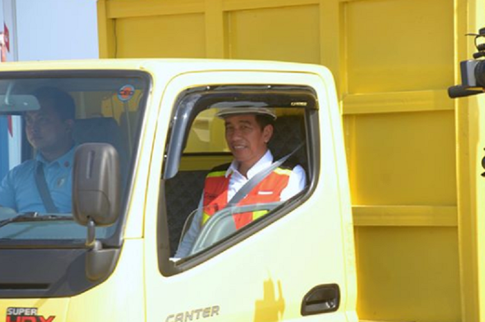 Presiden Joko Widodo naik truk Mitsubishi Fuso saat peresmian jalan tol Ngawi-Kertosono