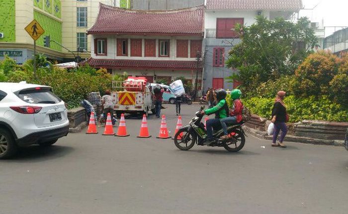 Akses berputar di depan Blok A ditutup