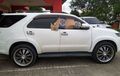 Wah, Uang Ratusan Juta Keluar dan Berceceran dari Mobil Toyota Fortuner