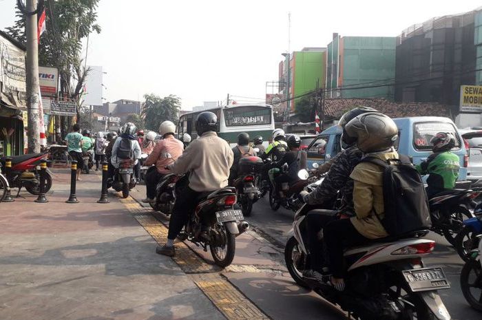 Pemotor enak banget melibas trotoar di Dewi Sartika, Jakarta Timur
