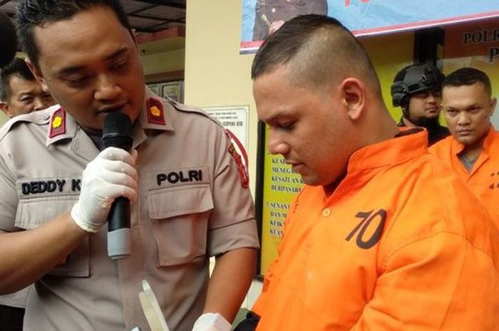 Polsek Serpong ringkus mantan penyanyi Indonesia Idol dan kakaknya yang terlibat aksi pencurian dan pemberatan dengan modus pecah kaca mobil
